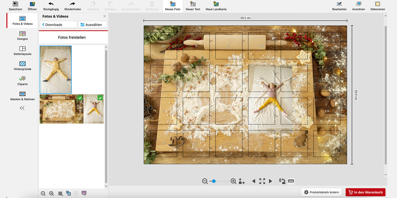 Es ist die Benutzerfläche der CEWE Fotowelt Software zu erkennen, am Rand sowie in der oberen Leiste sind die verschiedenen Foto Tools zur Bildbearbeitung abgebildet. In der Mitte ist die Bearbeitungsoberfläche sowie das Design eines Adventskalenders zu sehen. Das Foto auf dem Produkt zeigt im Hintergrund ein weihnachtlich dekoriertes Küchenbrett und im Vordergrund das Foto eines Mädchens, das mit ausgebreiteten Armen und Beinen auf einer Decke liegt.